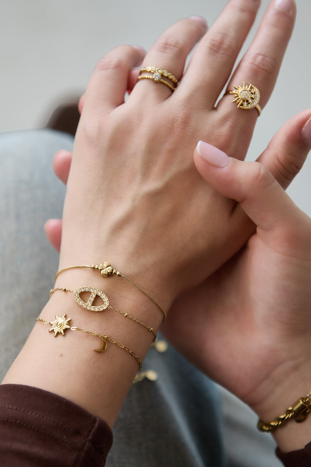 Bracelet with stones in oval charm